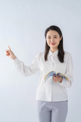 可爱的女孩工作实拍图