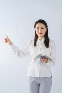 可爱的女孩工作实拍图