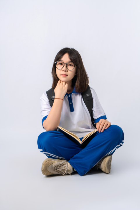 坐姿正在思考的女学生高清图版权图片下载