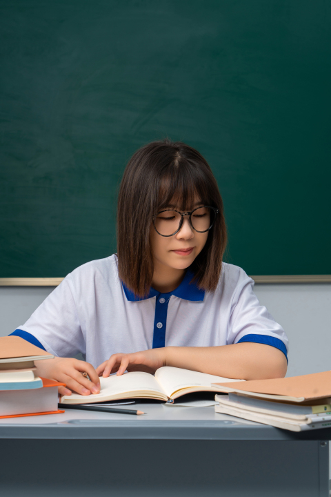 认真写作的女同学高清图版权图片下载