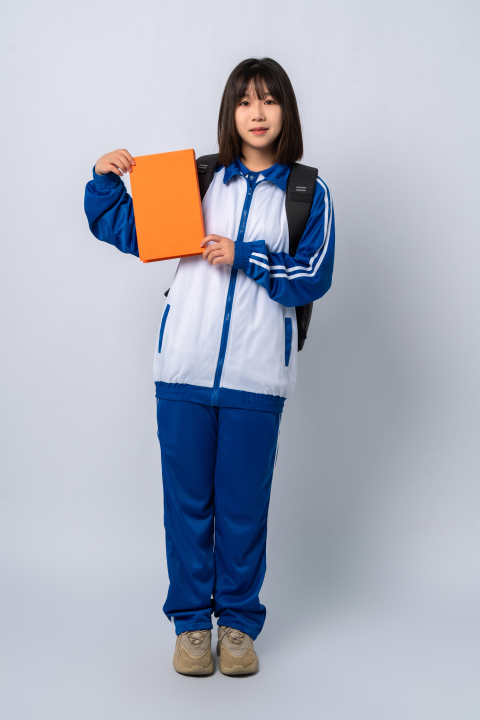 左边举着本子的女学生高清图版权图片下载
