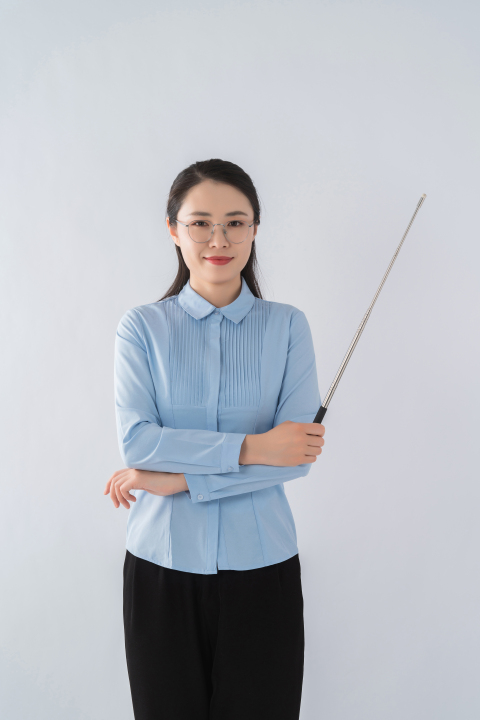 专业自信的老师实拍图版权图片下载