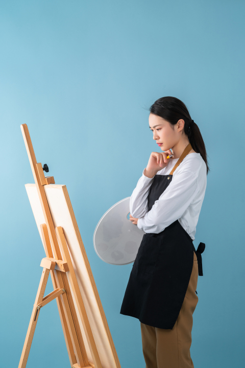 对着画作思考的女同学图版权图片下载