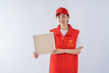 拿着板子热情服务的志愿者实拍图
