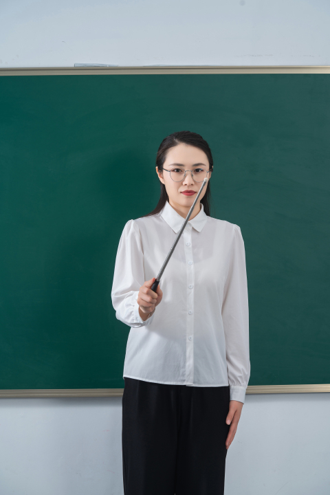 知行合一女教师上课实拍图版权图片下载