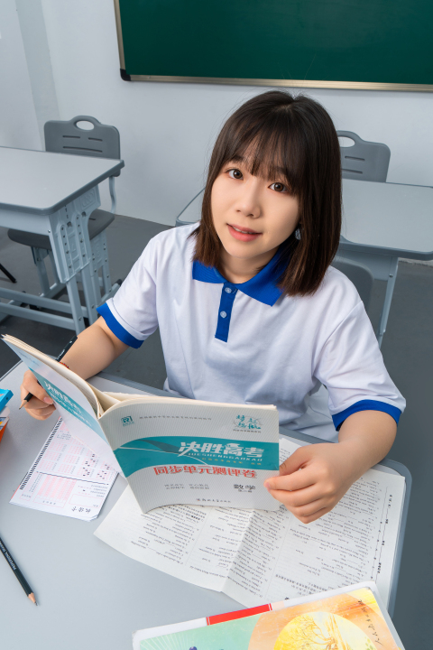 俯拍上课的女生高清图版权图片下载