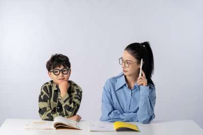 戴眼镜思考的小男孩高清图