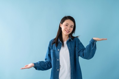 一只手在上一只在下的女生高清图