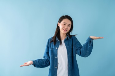一只手在上一只在下的女生高清图