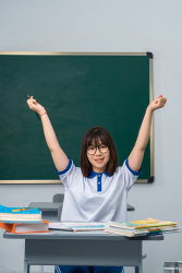 冲着镜头摆动作的女同学高清图