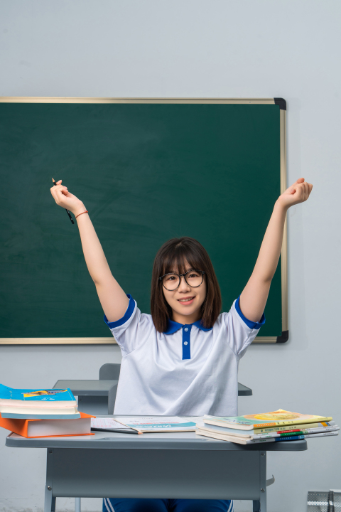 冲着镜头摆动作的女同学高清图版权图片下载