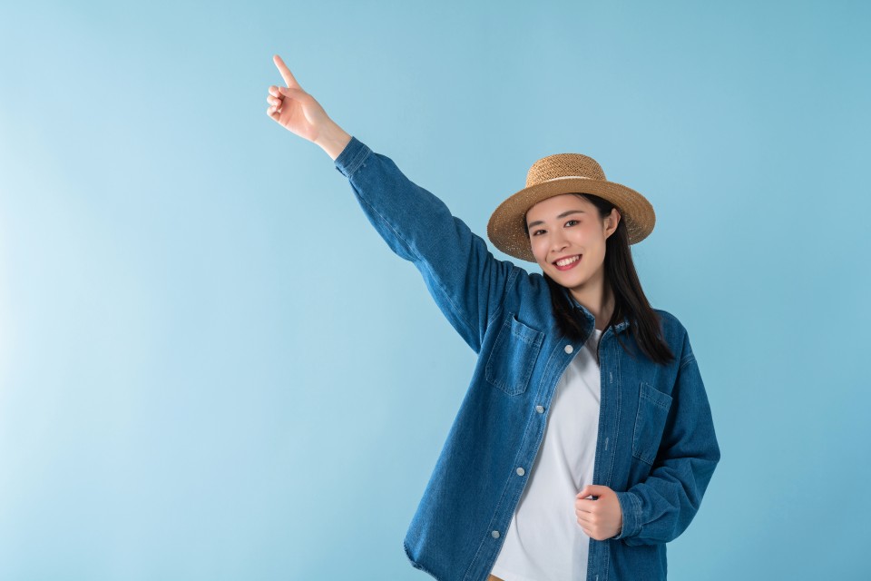 手向上指的女生高清图