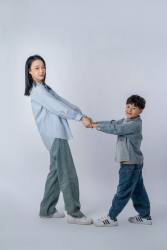 看向镜头的母子两个高清图
