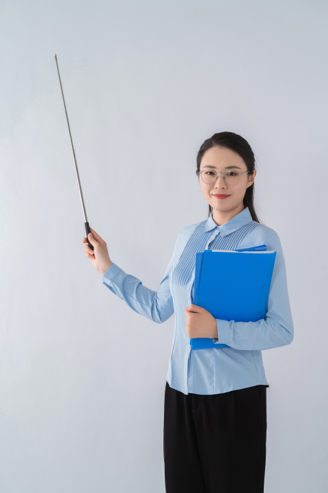 细腻柔美教师上课实拍图版权图片下载