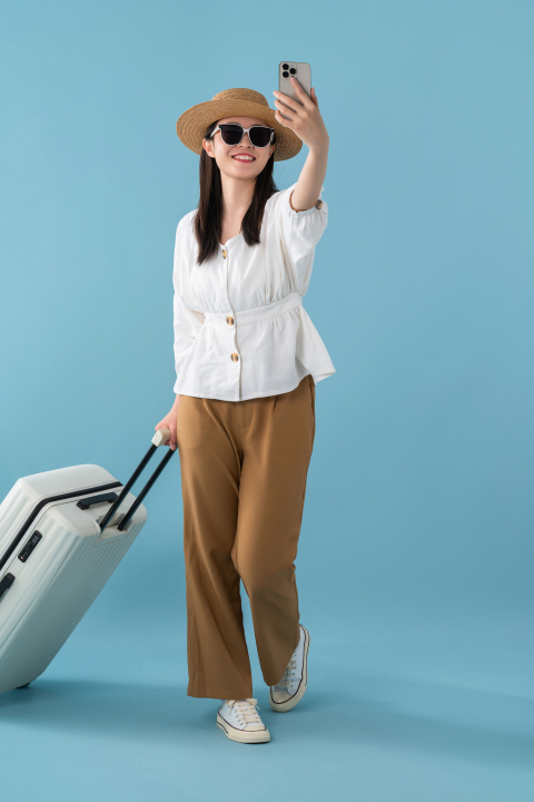 女性旅行实拍高清图版权图片下载