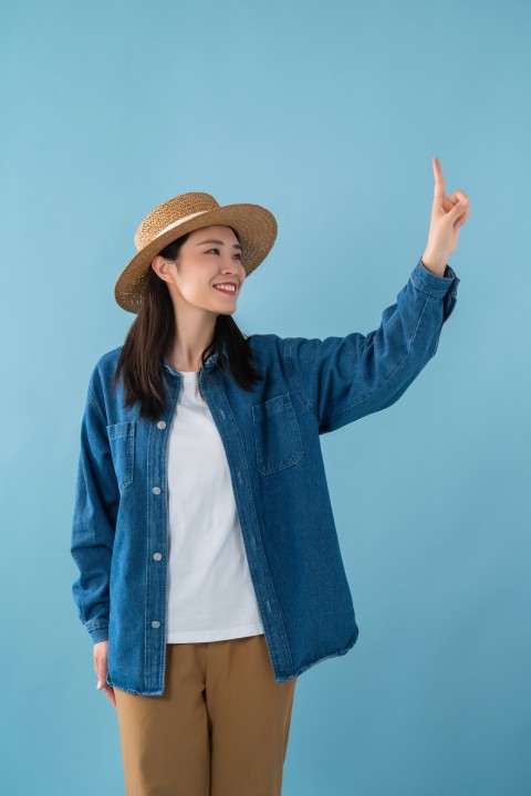 戴帽子穿蓝衣的女生高清图版权图片下载