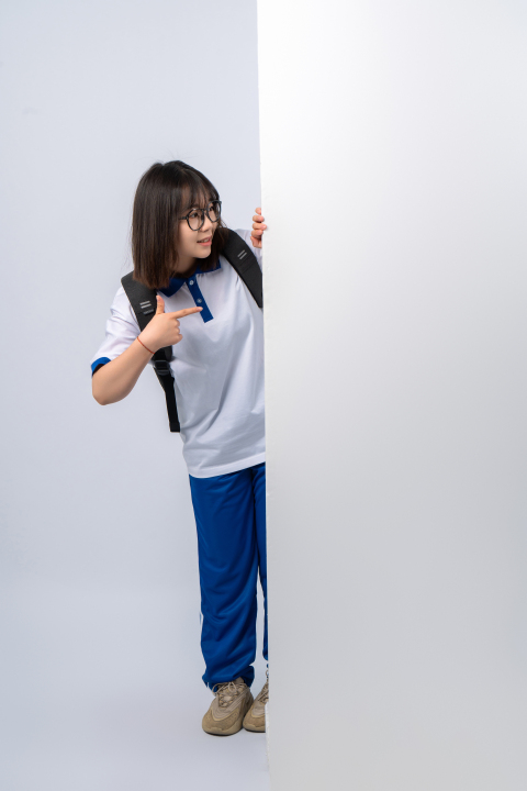 全身指路的女学生高清图版权图片下载