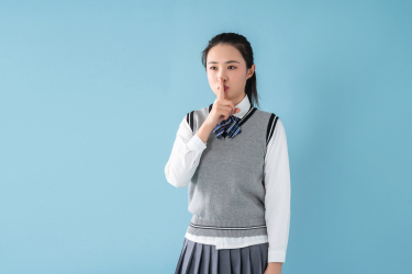用手比禁言手势的女生高清图