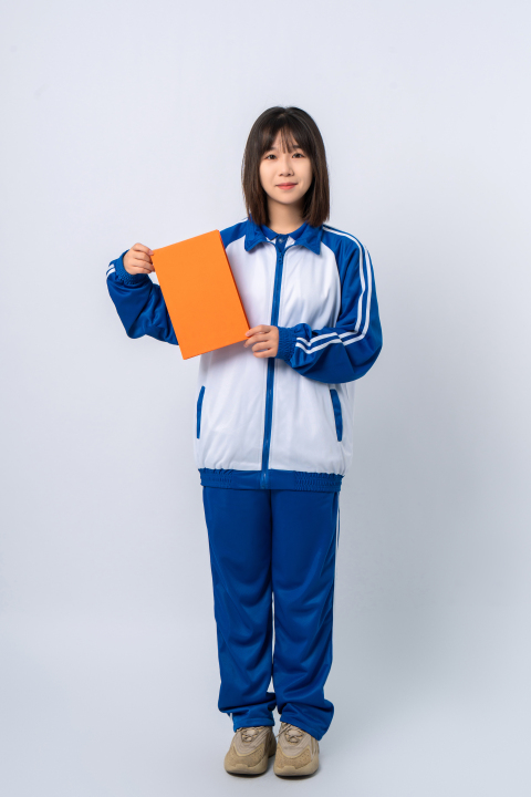 拿着本子的高中生实拍图版权图片下载
