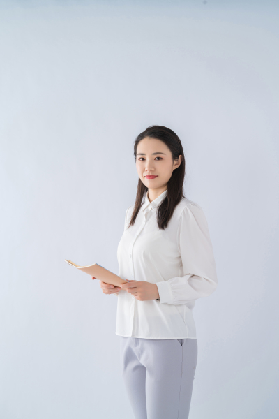 手拿书本的女性老师图