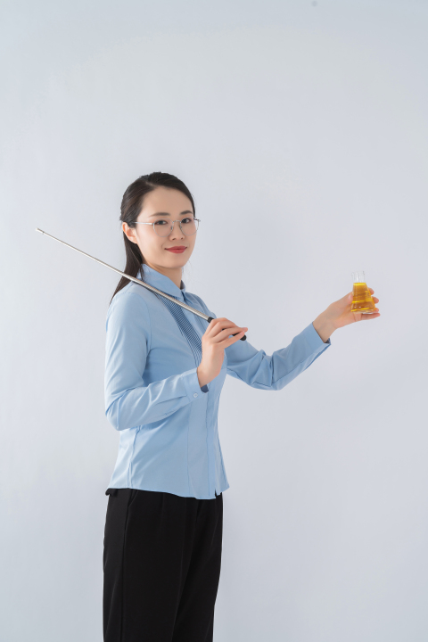 认真仔细上课的老师实拍图版权图片下载