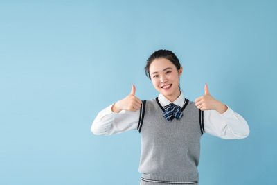 双手比大拇指表示赞同高清图