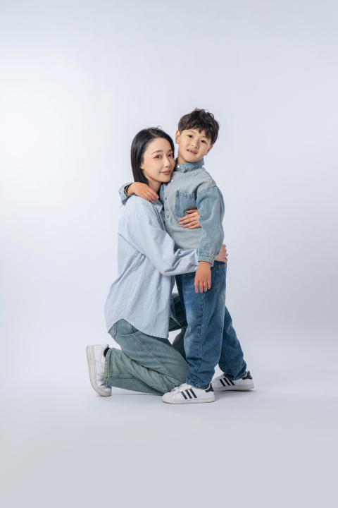 亲子互动温馨实拍图版权图片下载