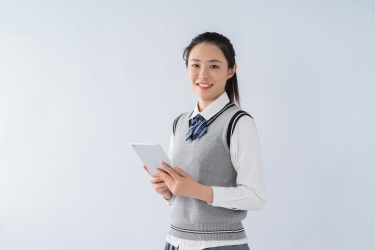 拿着平板面对镜头的女老师高清图