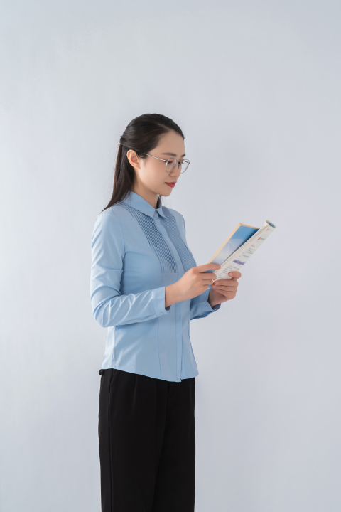 低头看教案的女老师实拍图版权图片下载