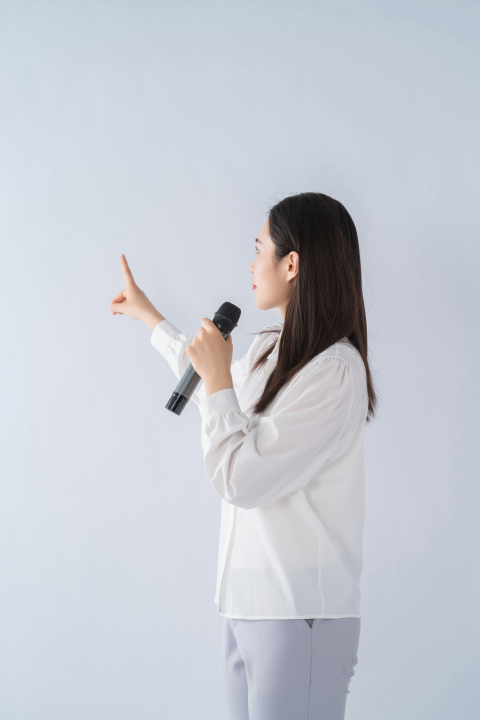 白板前讲解课程的女老师图版权图片下载