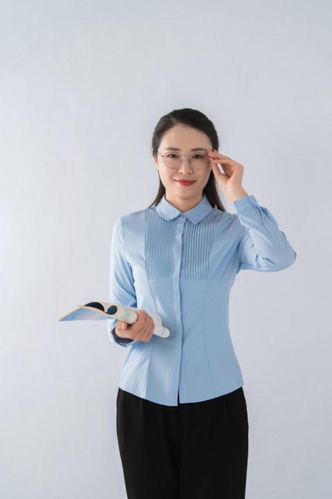 扶眼镜的睿智老师实拍图版权图片下载