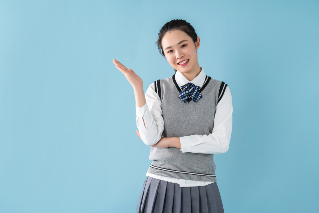 站立举手的女生高清图版权图片下载
