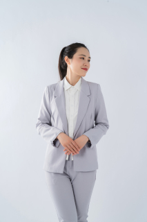 穿职业正装的女性实拍图