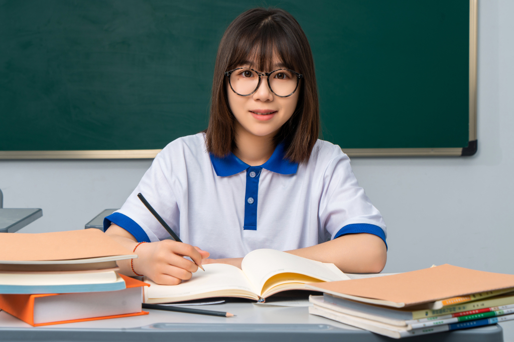 正在做笔记的女同学高清图版权图片下载