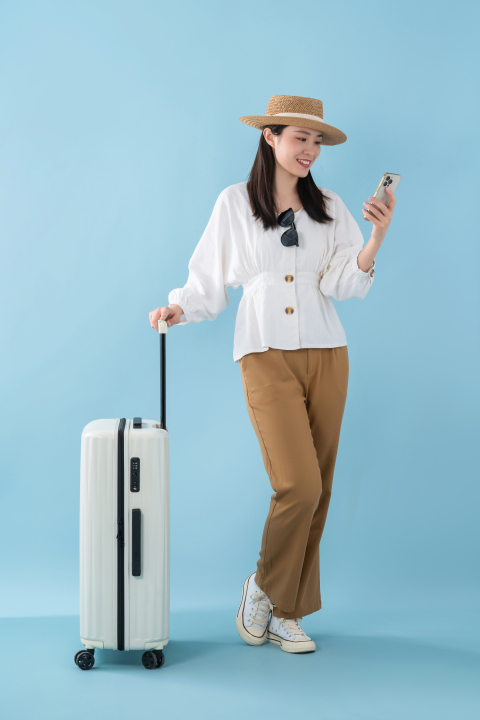 女孩假日旅行日记图版权图片下载