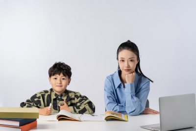 帅气小男孩和他的妈妈高清图