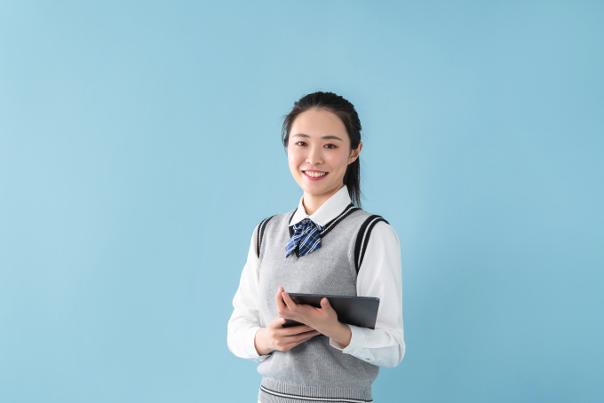 面向镜头的备课老师高清图
