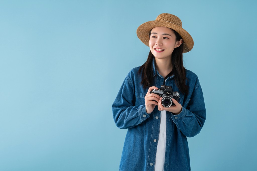 蓝色背景下的女生高清图版权图片下载
