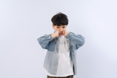 小男孩郁闷表情实拍图