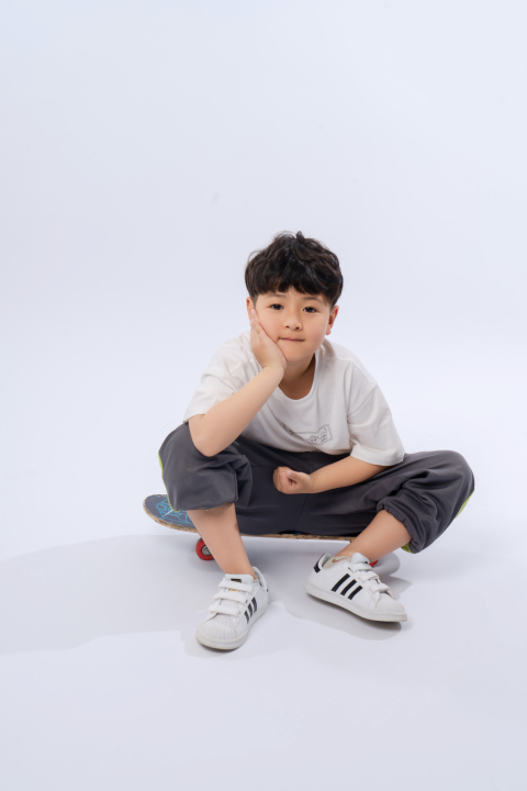 单脚踩滑板酷小孩高清图版权图片下载