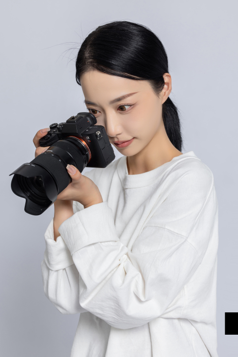 正在认真工作的摄影师实拍图版权图片下载