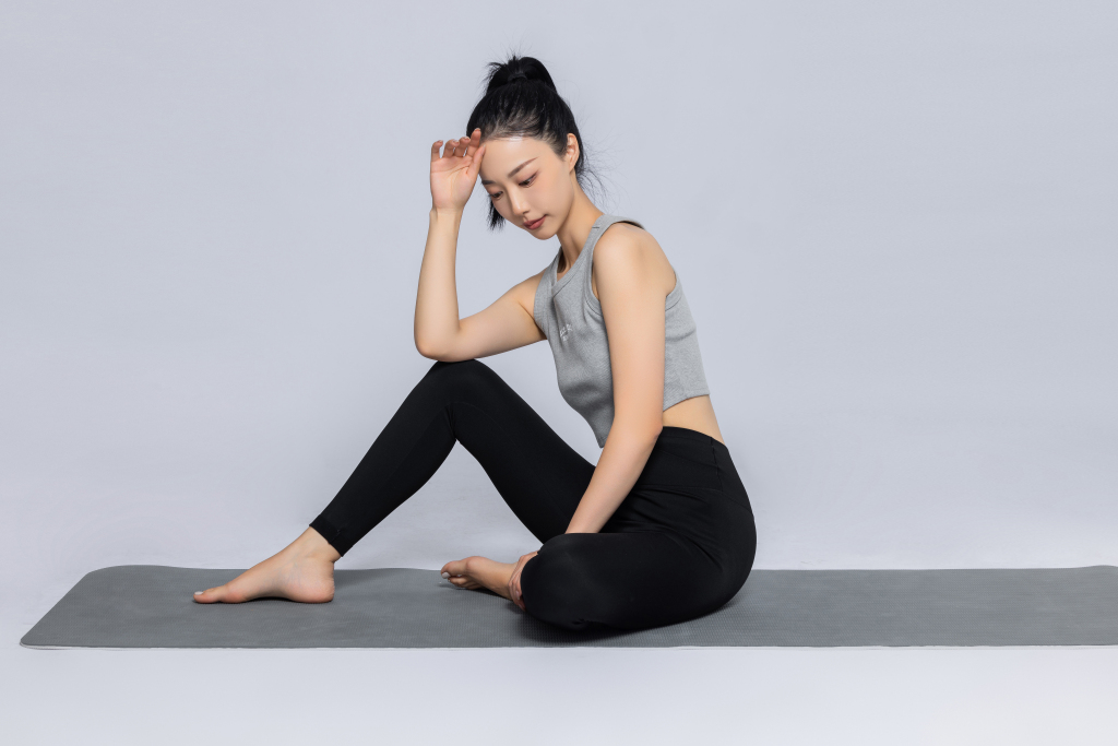 低头思考的瑜伽女子教练图版权图片下载