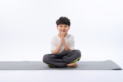 做锻炼的小学生实拍图