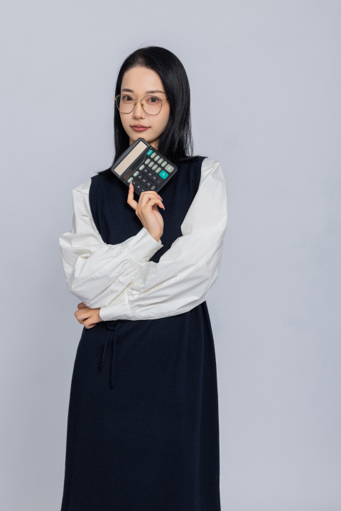 单手环腰的女员工高清图版权图片下载