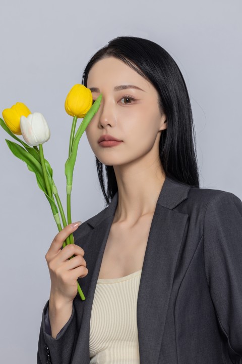 帅气女生手拿郁金香侧身高清图版权图片下载