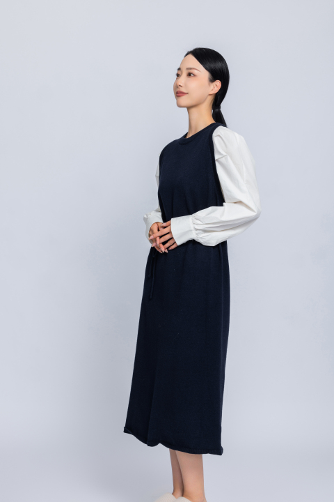工作中的女性教师全身照版权图片下载