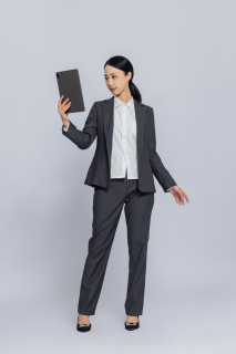 手拿书本看书女性职业照实拍图