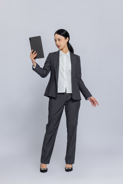 手拿书本看书女性职业照实拍图