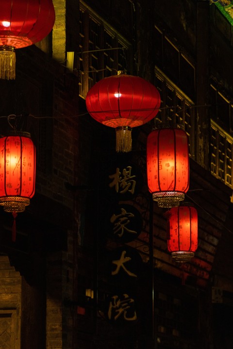 夜晚悬挂的灯笼高清图版权图片下载