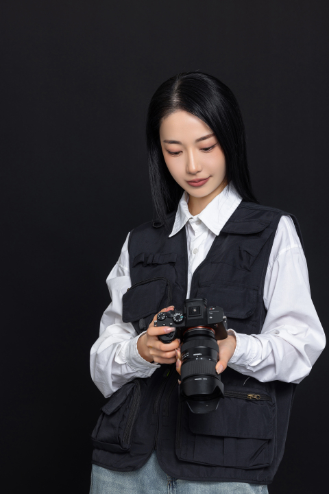长发摄影师拿单反相机高清图版权图片下载